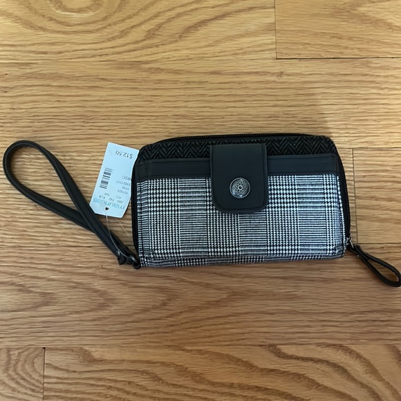 ⭐️ 3 for $15 SALE Maurices Wristlet Wallet NWT. Classic black and white. - Picture 1 of 5
